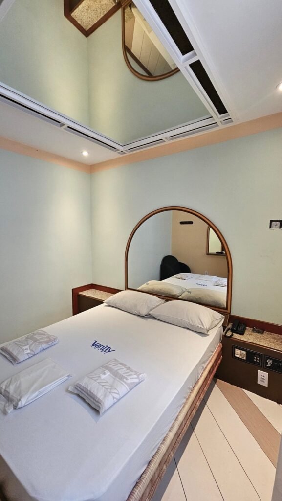 Apartamento Mar, cama de casal e espelho em arco