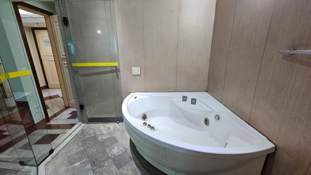 Banheira de hidromassagem da Suíte Vanity